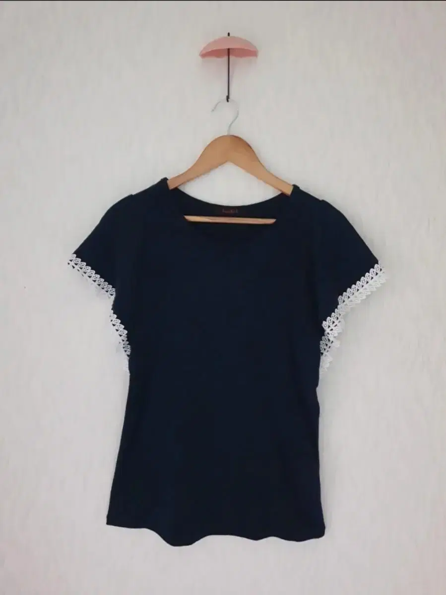 (Geurinseoga) F-size Vanilla Bee Shoulder Lace Ruffle T-shirt