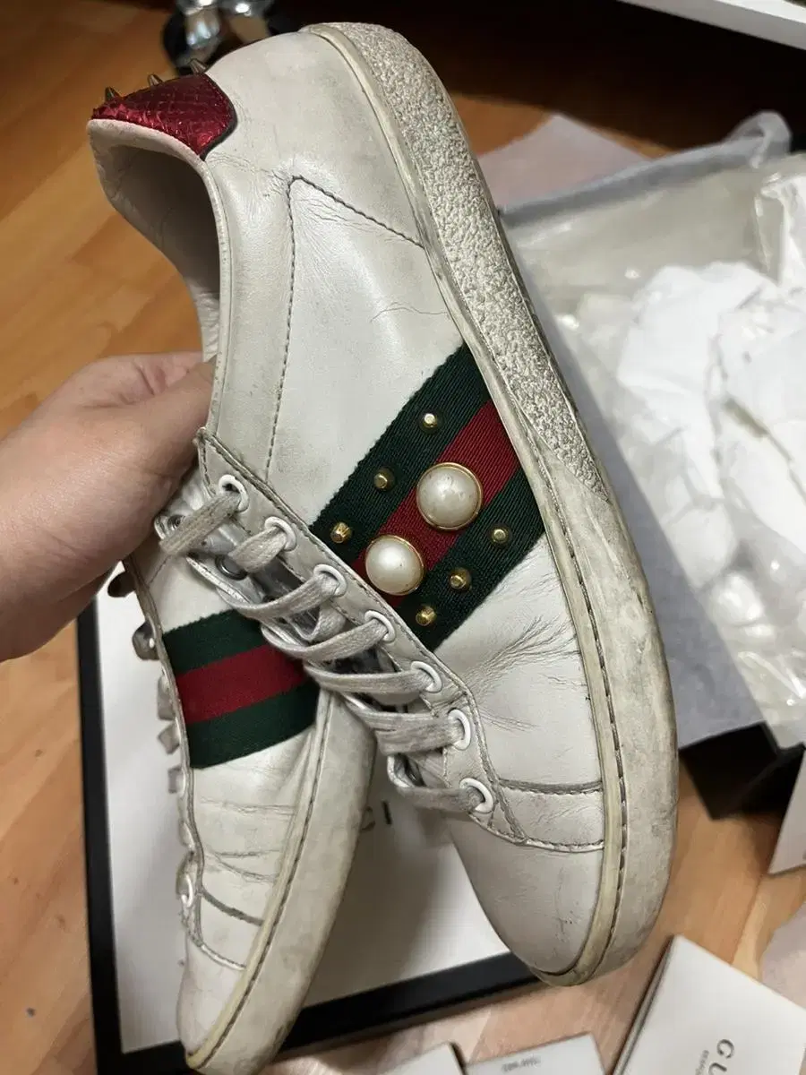 배송가능/풀박 Gucci Pearl Studded Ace Sneakers(35.5/한국230)