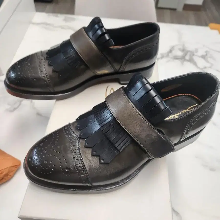 산토니 Santoni 로퍼 새제품 UK6