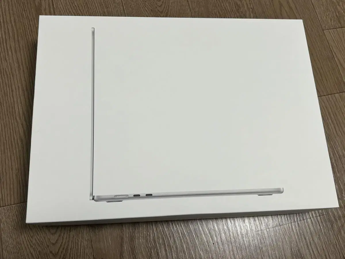 MacBook Air M2 15-inch Silver (Full Box)