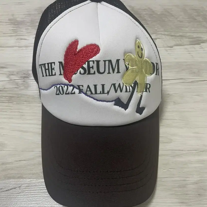 Shop THE MUSEUM VISITOR on Bunjang Global Site.