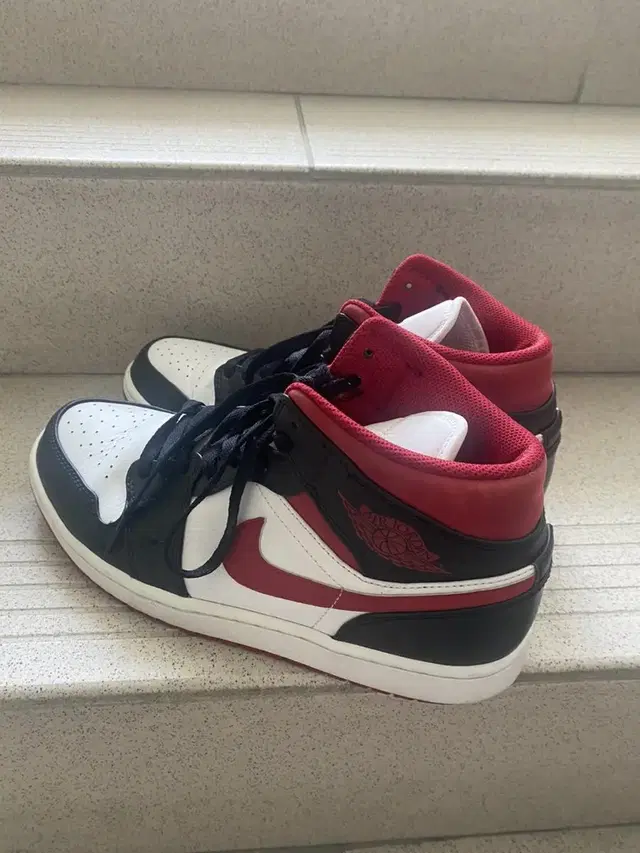 Jordan 1 Mid gym Red Black 사이즈 280 급처분합니