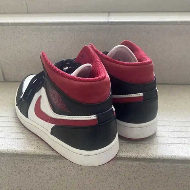 Jordan 1 Mid gym Red Black 사이즈 280 급처분합니