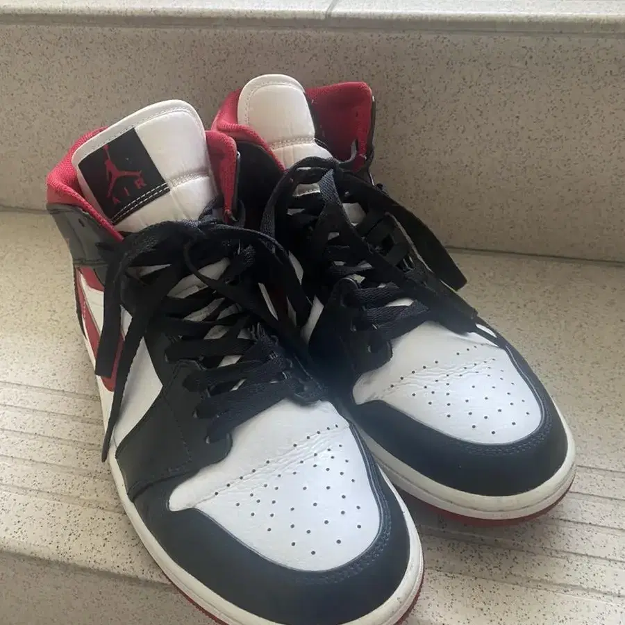 Jordan 1 Mid gym Red Black 사이즈 280 급처분합니