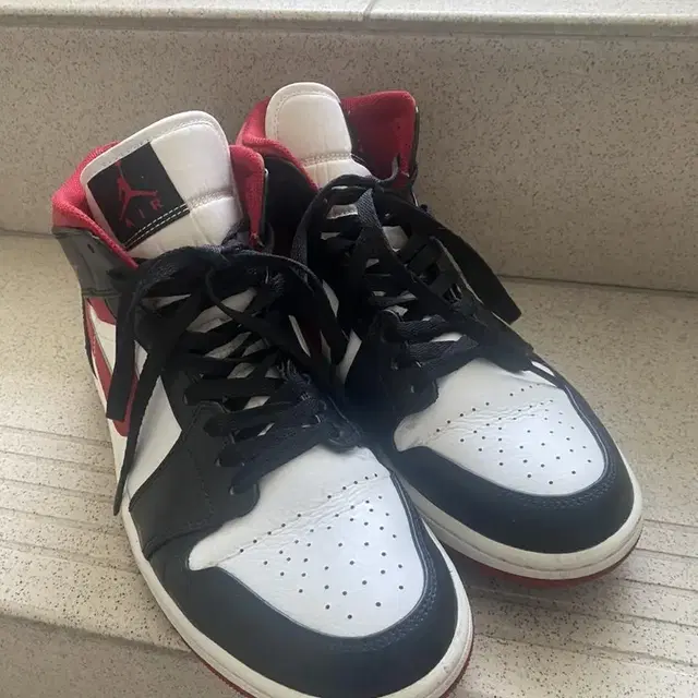 Jordan 1 Mid gym Red Black 사이즈 280 급처분합니