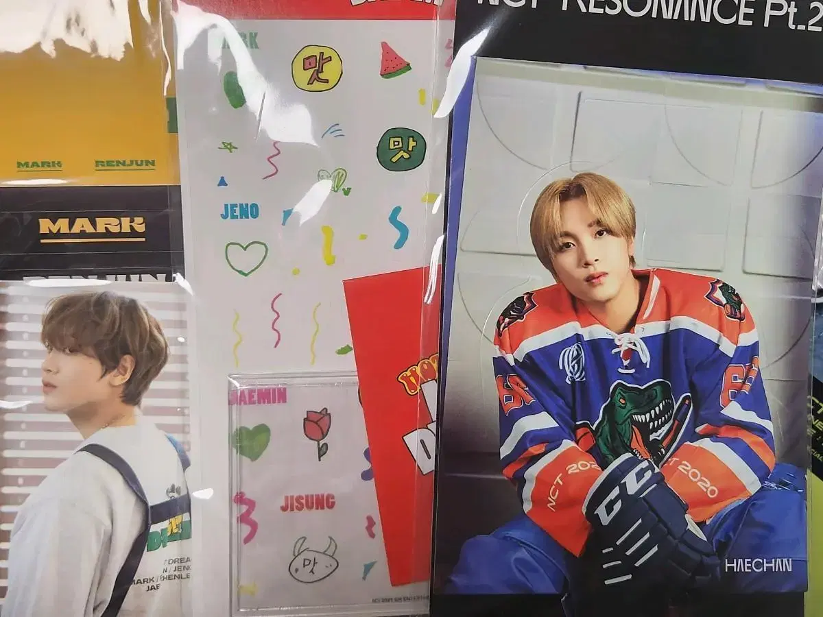 Sells Haechan sticker packs, photo packs, luggage packs, photo frames, lenticular, etc.