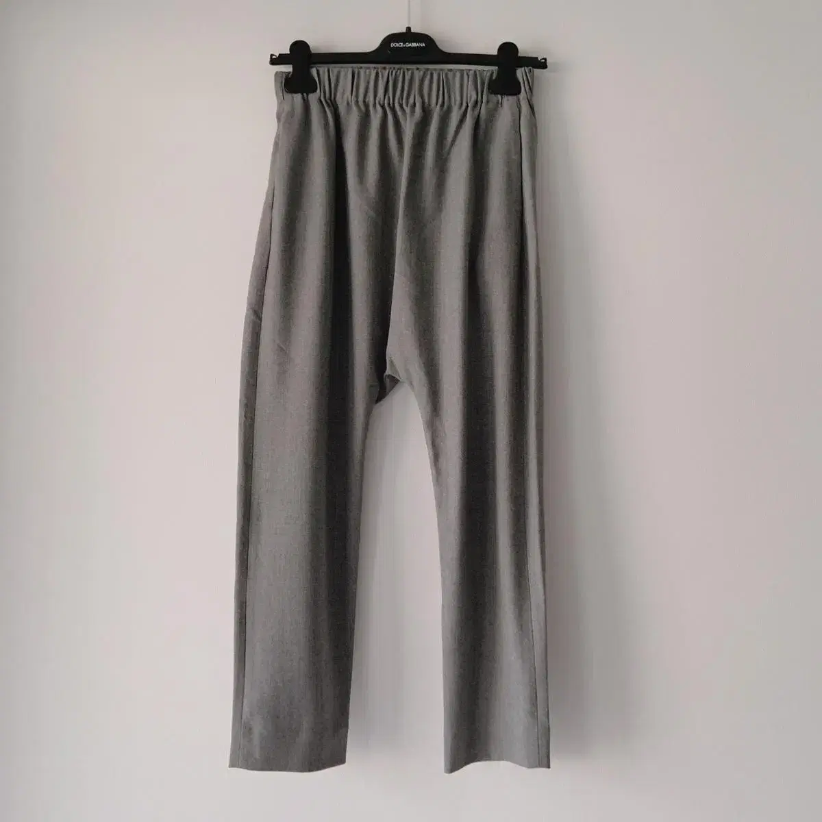 26 Course-banded loose-fitting pants