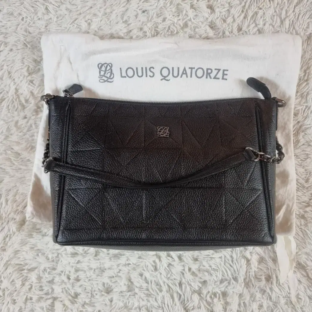 LOUIS QUATORZE 루이스카또즈 크로스백 팝니다