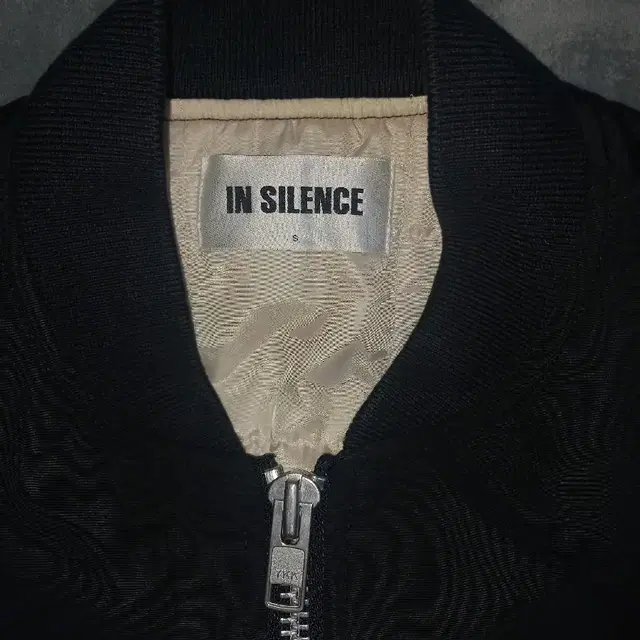 IN SILENCE 블루종