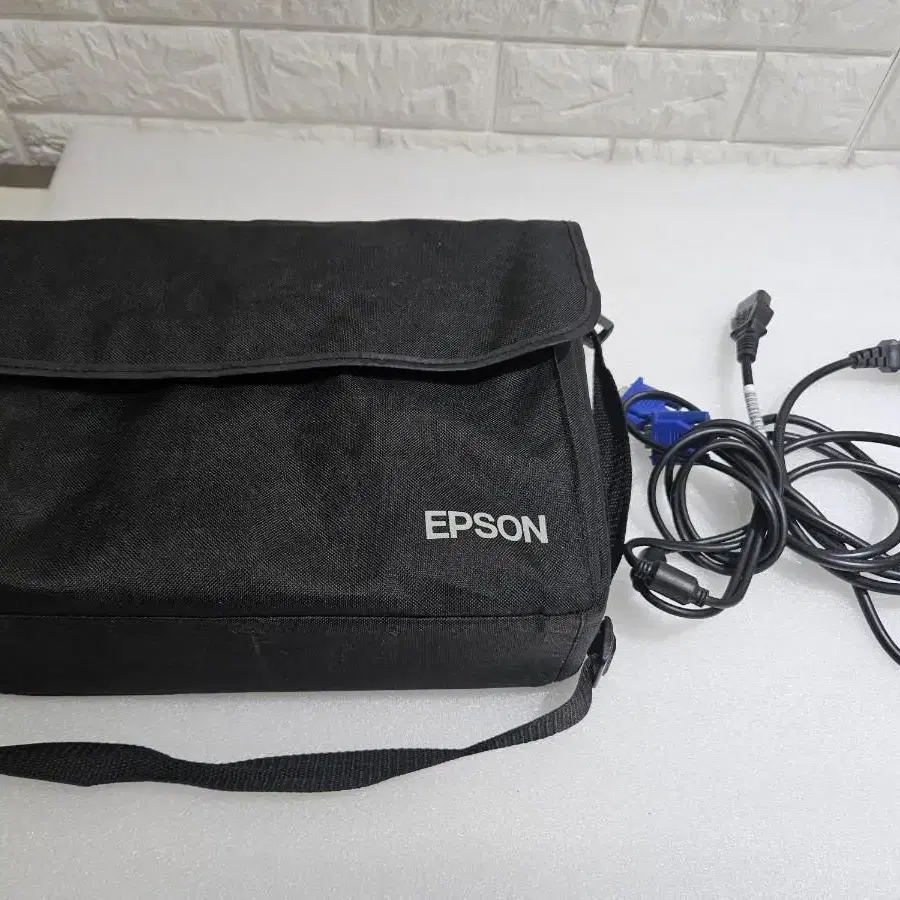 EPSON 프로젝터 EB-S12H 입니다