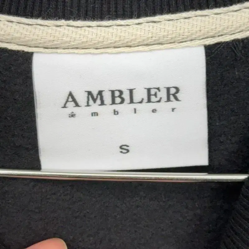 AMBLER 프린팅 맨투맨 S