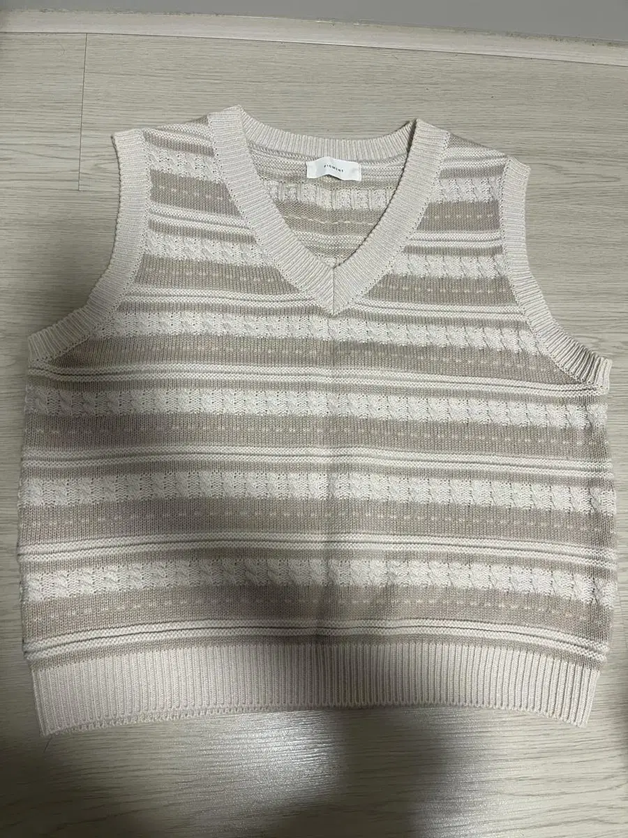 Pigment knit vest