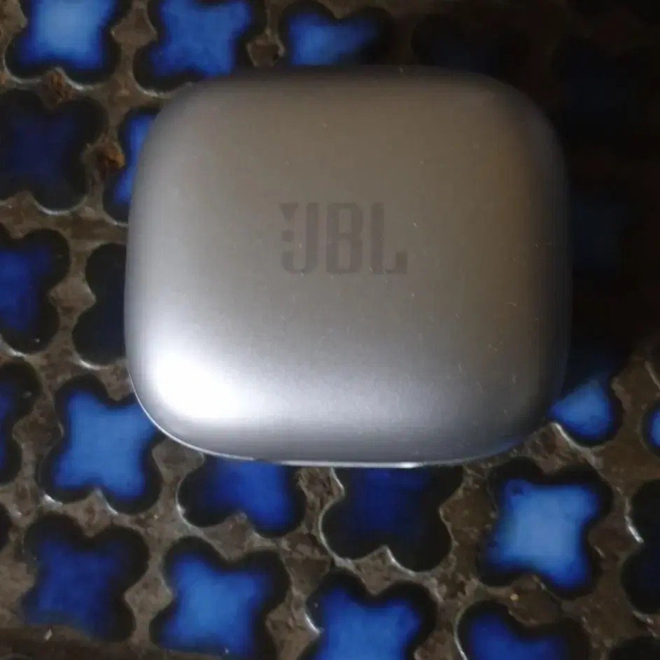 jbl live free 2