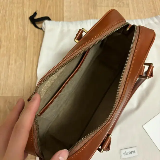 시엔느 Avenu Leather Bag