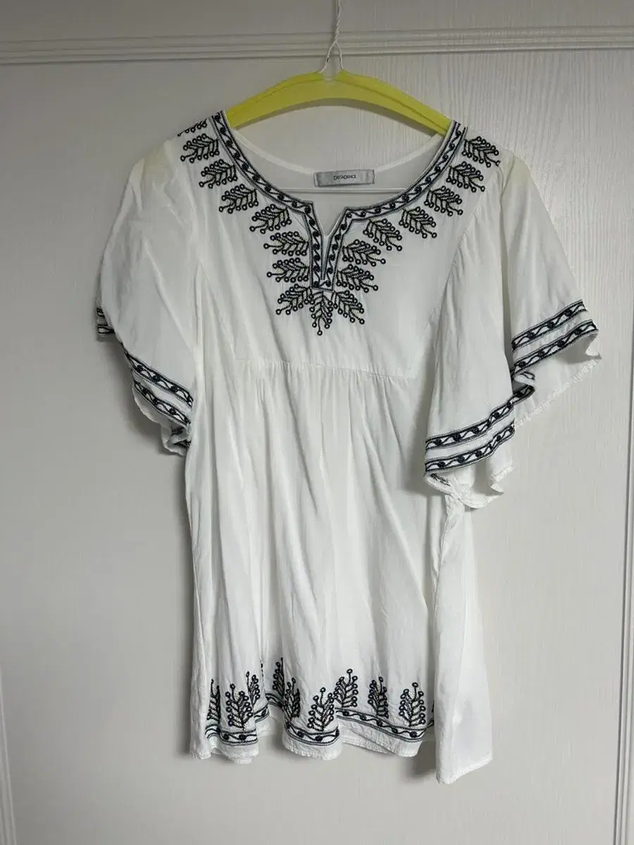 Short-sleeved embroidered blouse