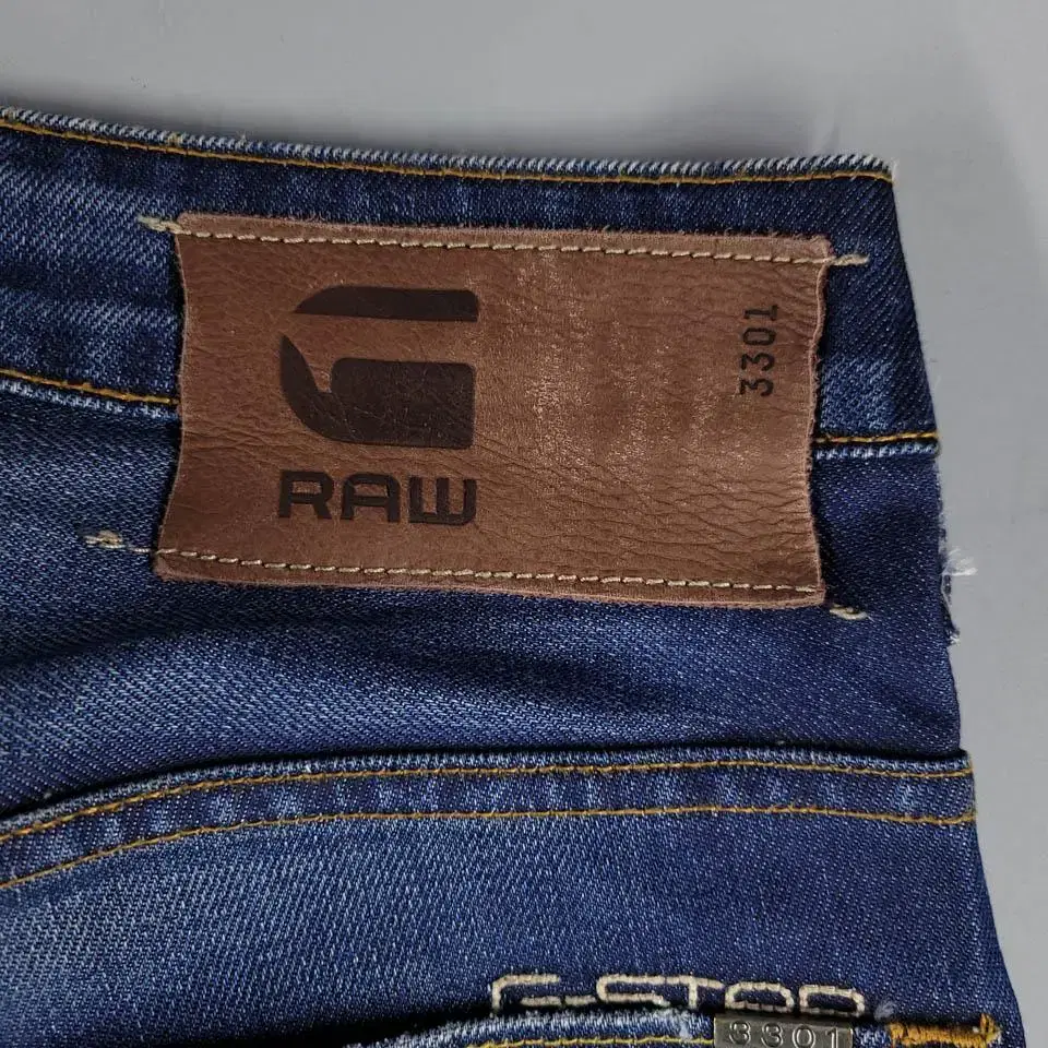 G-STAR RAW 지스타로우 3301 중청워싱 슬림 스트레이트핏 버튼플