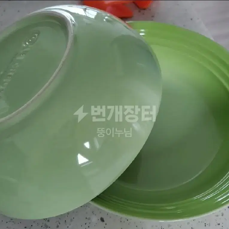 르크루제 샐러드.시리얼볼 2개 18cm 판매합니다.