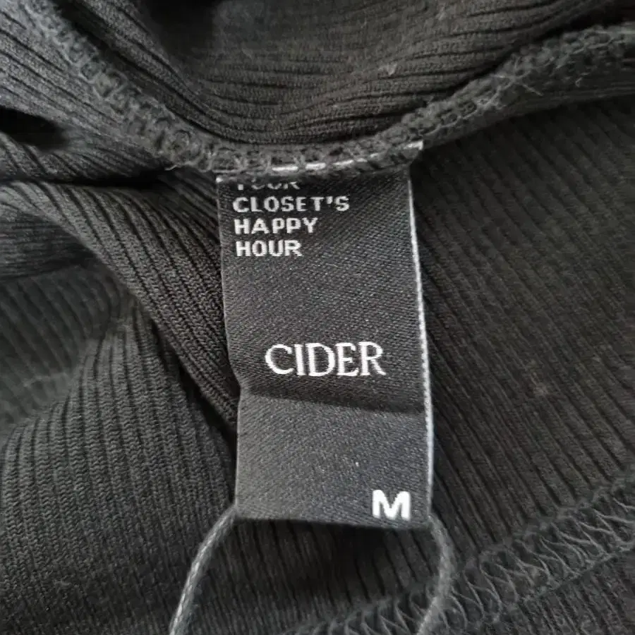 [새상품] M 샵사이다 CIDER 스퀘어넥 버튼 크롭 티셔츠