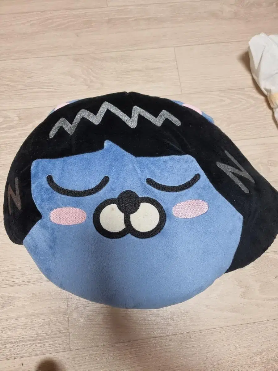 Kakao Friends Neo doll sells cushions.