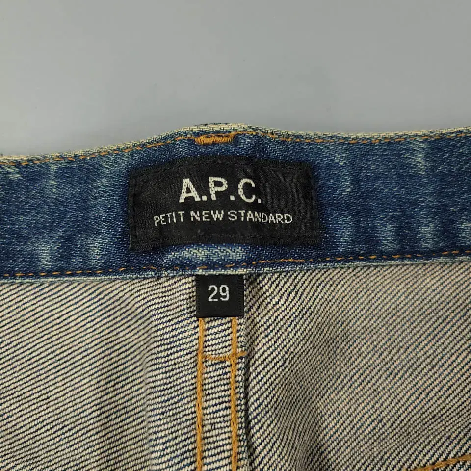 A.P.C 아페쎄 JP 중청 샌드워싱 쁘띠 뉴스탠다드 버튼플라이 청바지