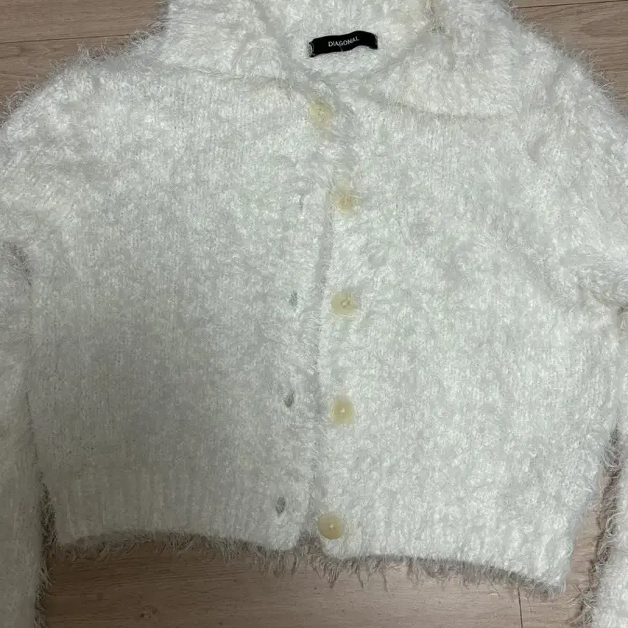 다이애그널 FUZZY KNIT CARDIGAN 퍼지 가디건 화이트