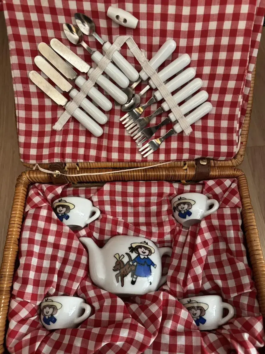 We are selling British Madeline character picnic sets.