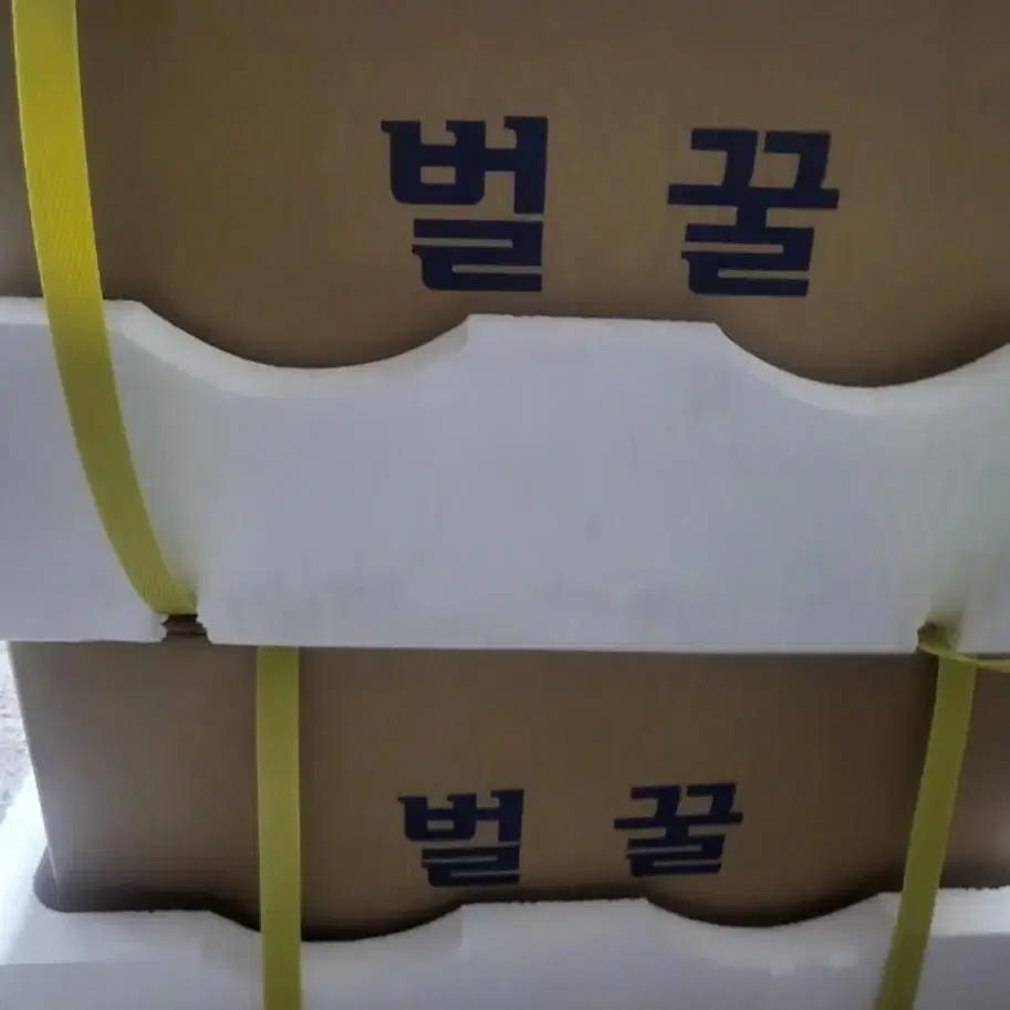 지리산 아카시아꿀 2.4 kg 입니다 가족양봉