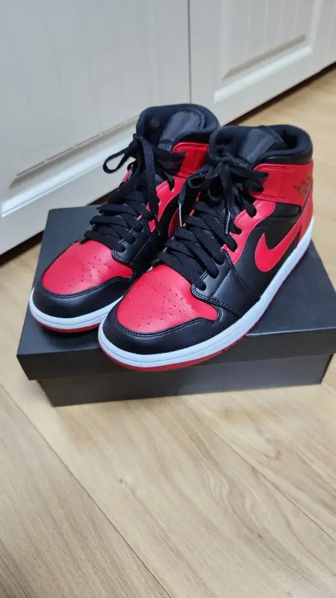 나이키 조던1 미드 브레드 (Jordan 1 mid bred) 265