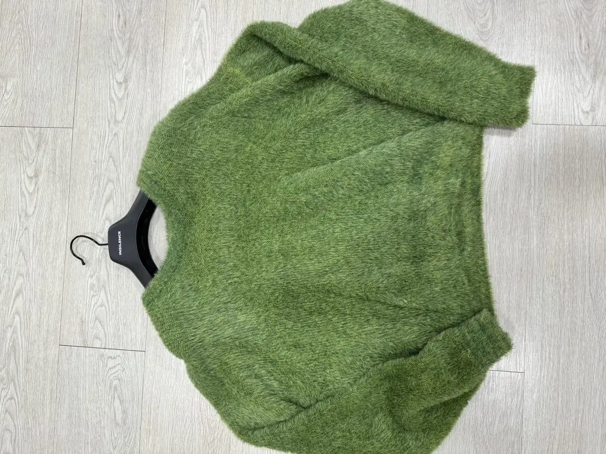 노메뉴얼 CROPPED HAIRY KNIT- GRASS GREEN XL