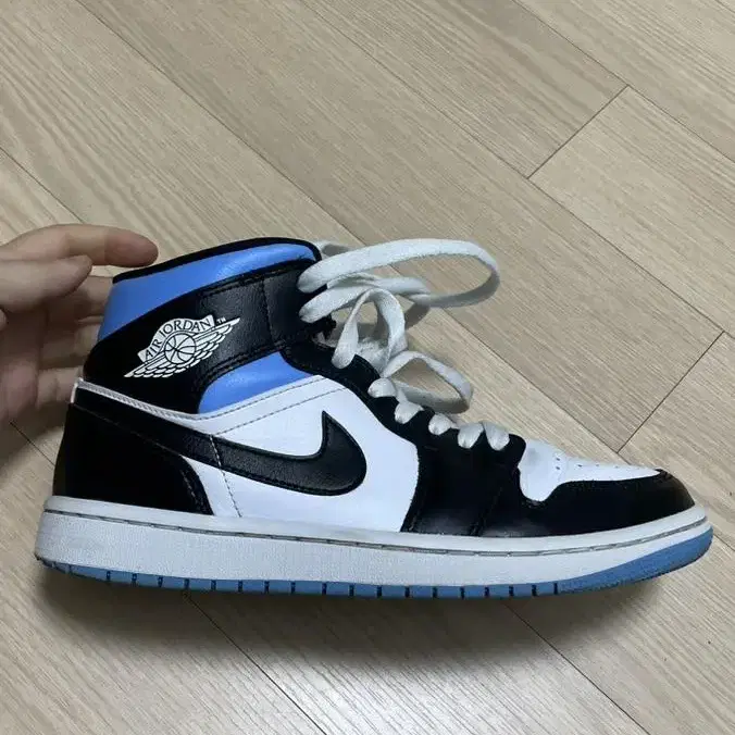 WMNS AIR JORDAN 1 MID