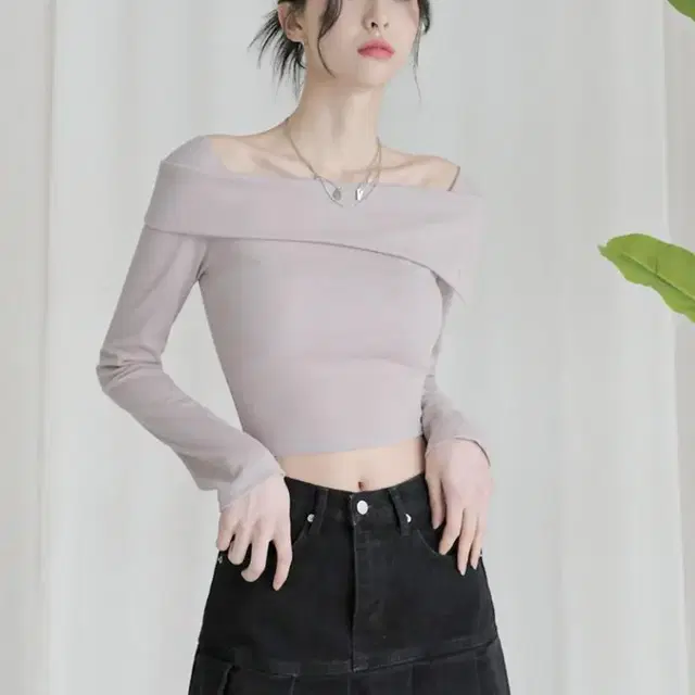 어반드레스 오프숄더 티 베이지 Beauty shoulder t-shirt