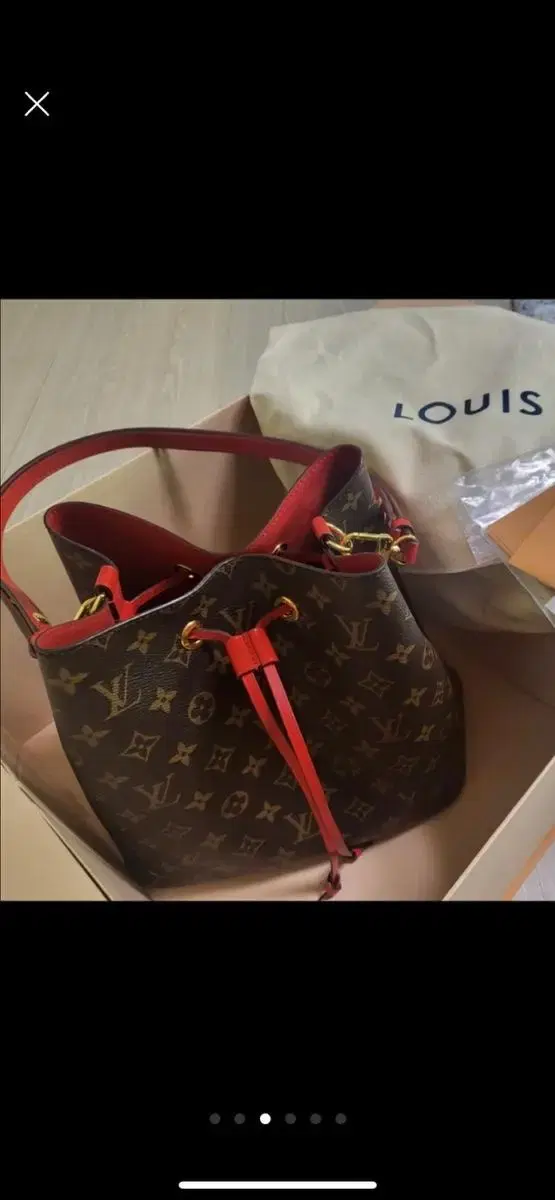 I'm selling a Louis Vuitton Naonoe shoulder bag.