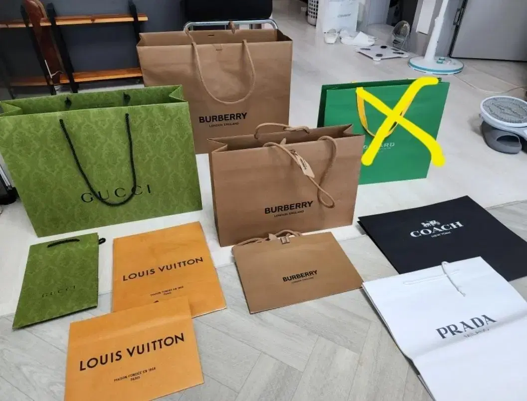 Luxury Shopping Bags bulk Burberry. Gucci. Louis Vuitton.