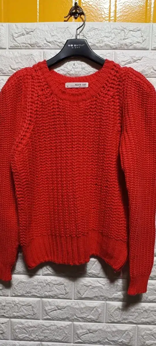 Puff-shoulder red knit tee (around 66)