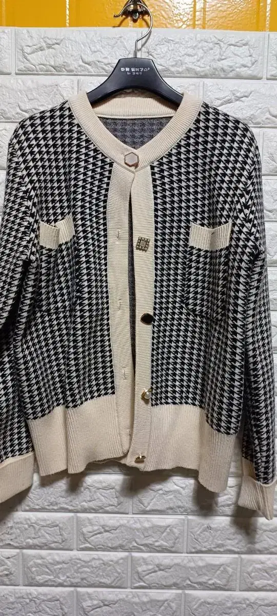 Tweed-type knit cardigan (55-66)