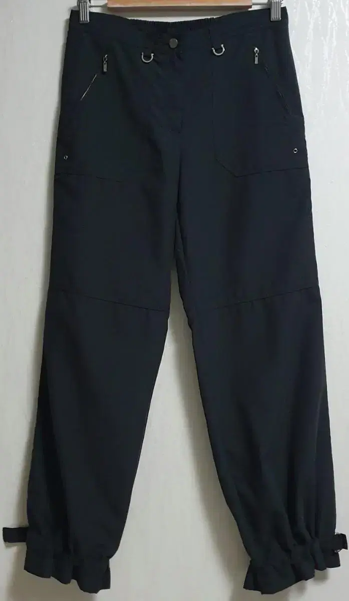 Jogger pants with buckled hems