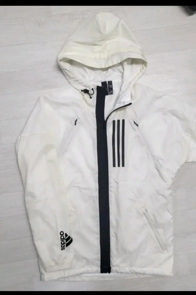 adidas Hooded Windbreaker.m95M (size 100)