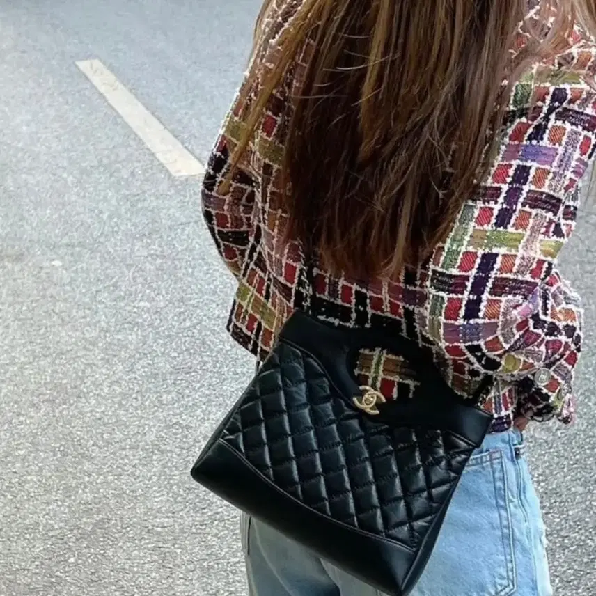 샤넬 31 미니 쇼핑백 블랙 유광 샤이니 카프스킨 샴페인 골드 사진 8