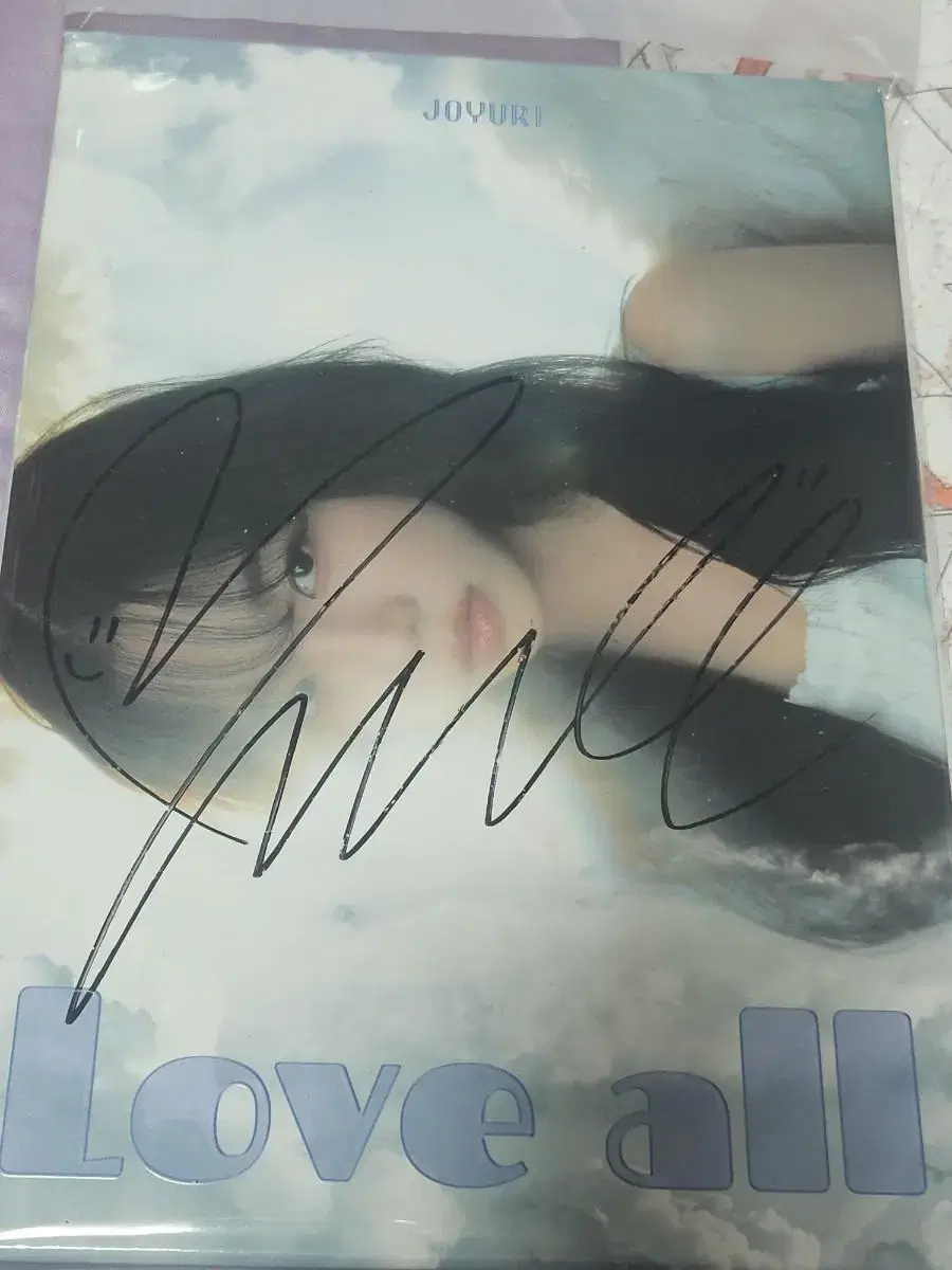 (b.m.) yuri autographed album