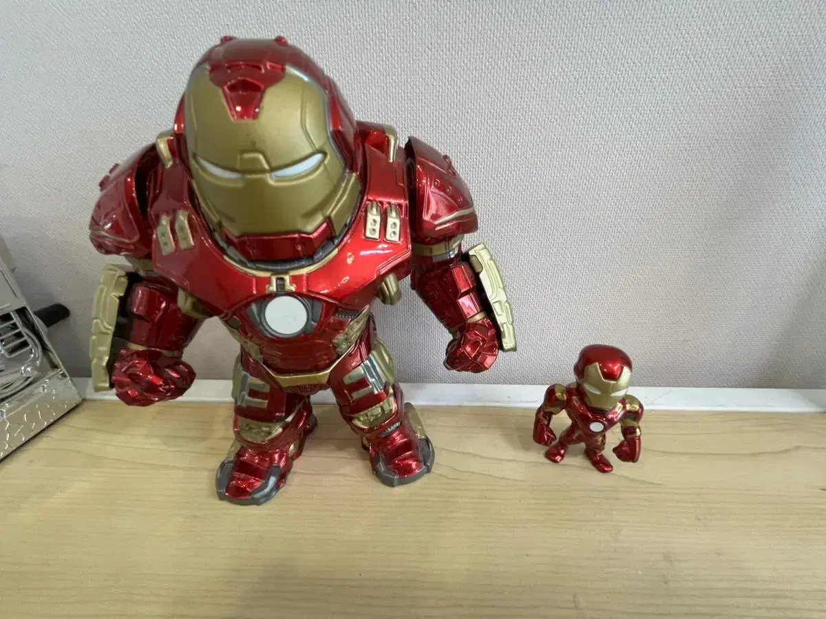 Iron Man & Hulkbuster Iron Figures