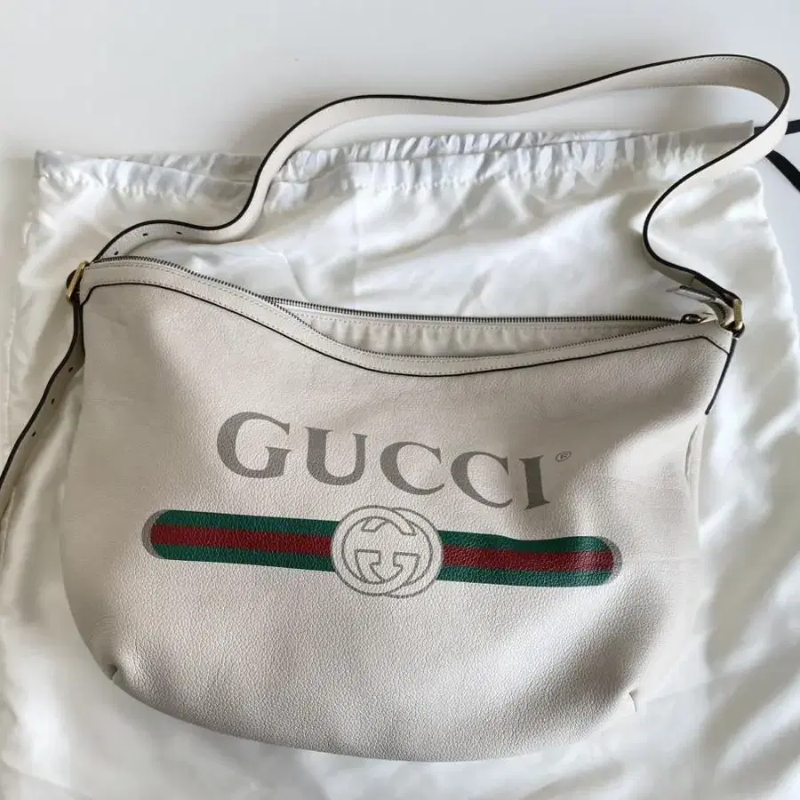 Gucci 로고 프린트 반달 호보백