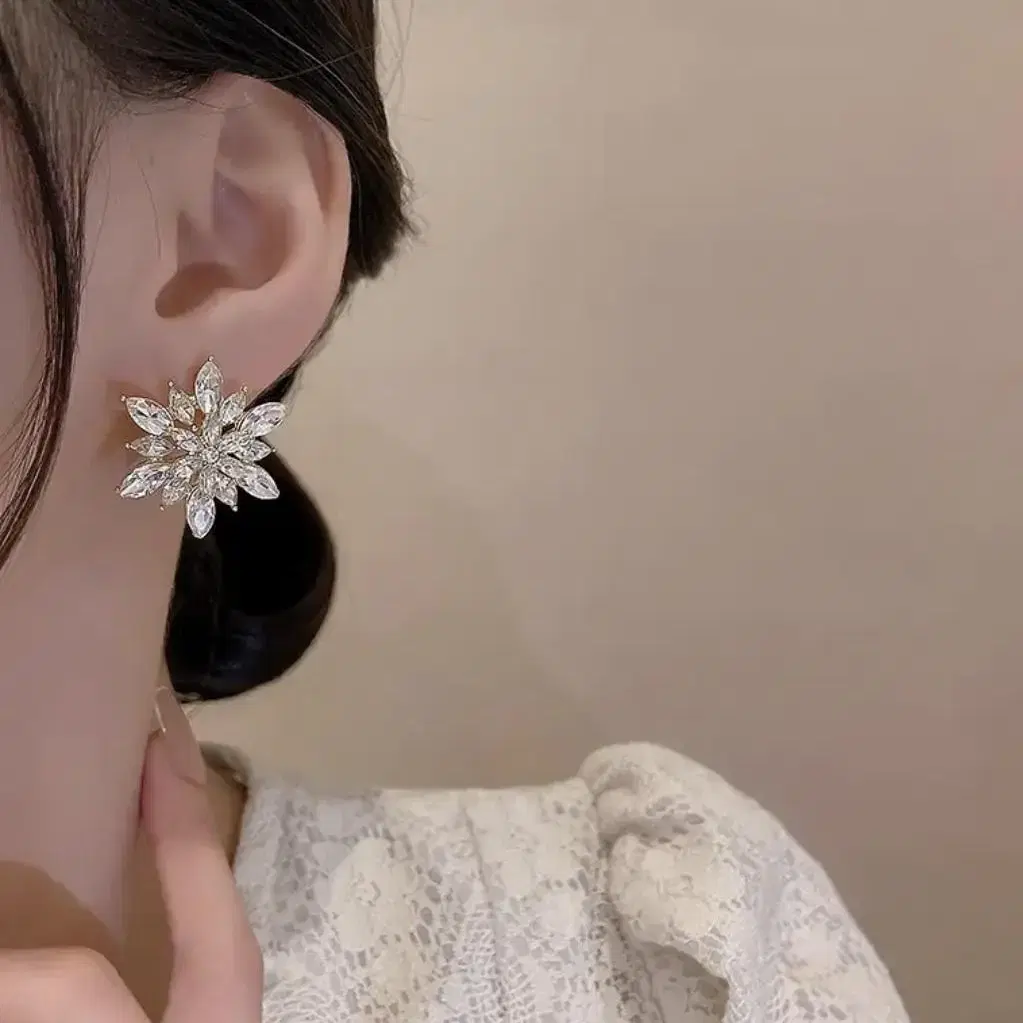 [새상품] 라인스톤 풀세팅 눈꽃 귀걸이 #써지컬#은침#도금#14k#18k