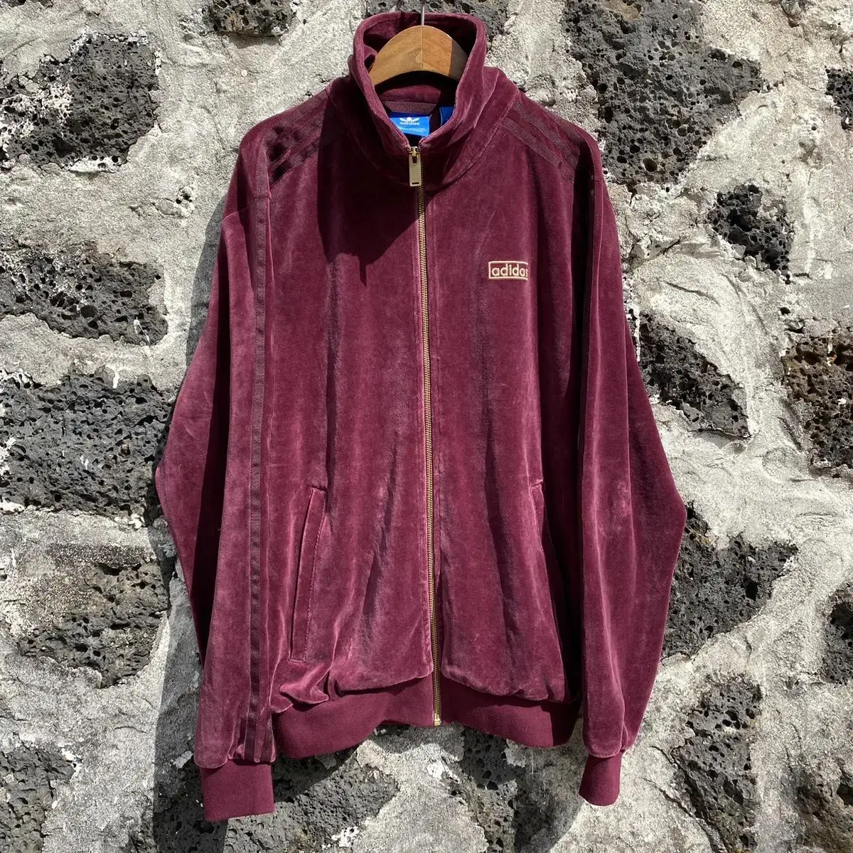 (90) Adidas Velvet Tracktop