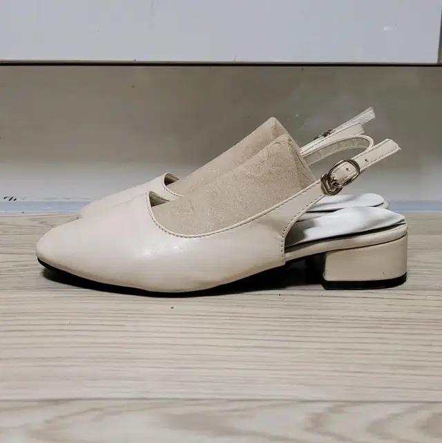 정품 CHAKAN SHOES 아이보리 슬링백 240mm