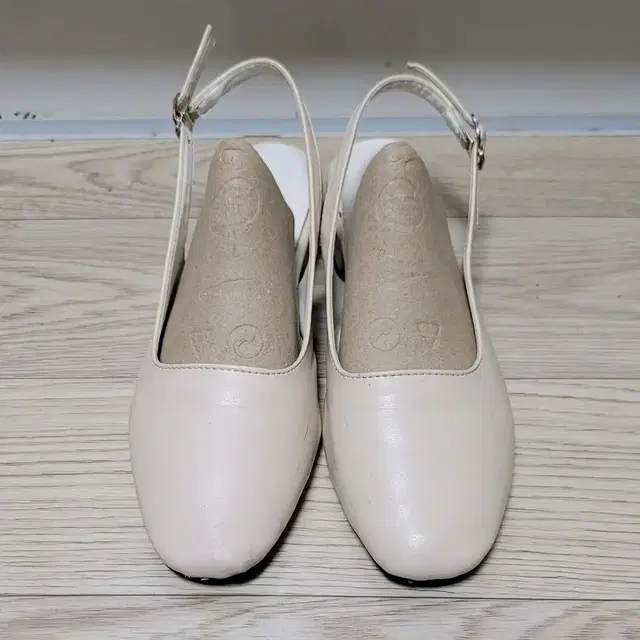 정품 CHAKAN SHOES 아이보리 슬링백 240mm