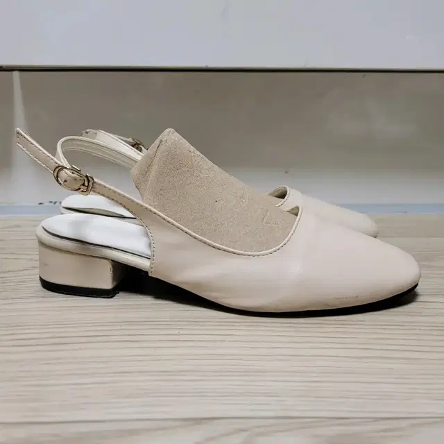 정품 CHAKAN SHOES 아이보리 슬링백 240mm