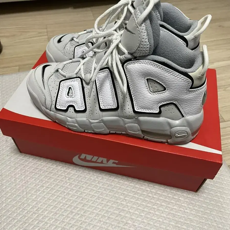 nike air more uptempo gs 240팝니다