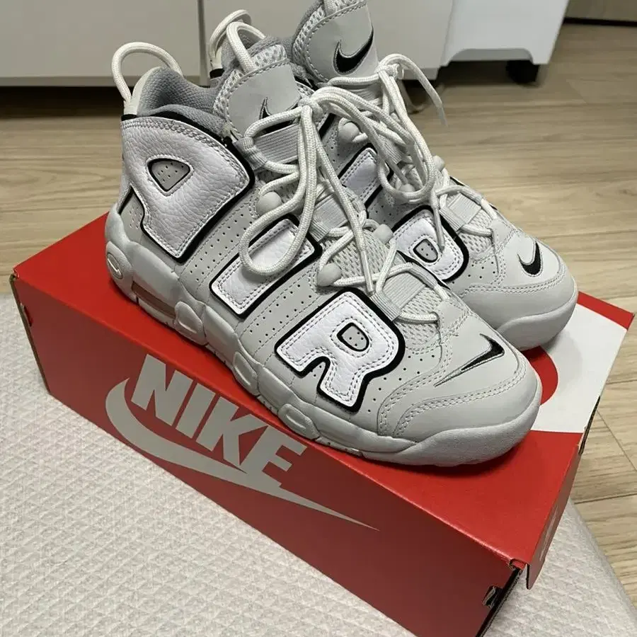 nike air more uptempo gs 240팝니다