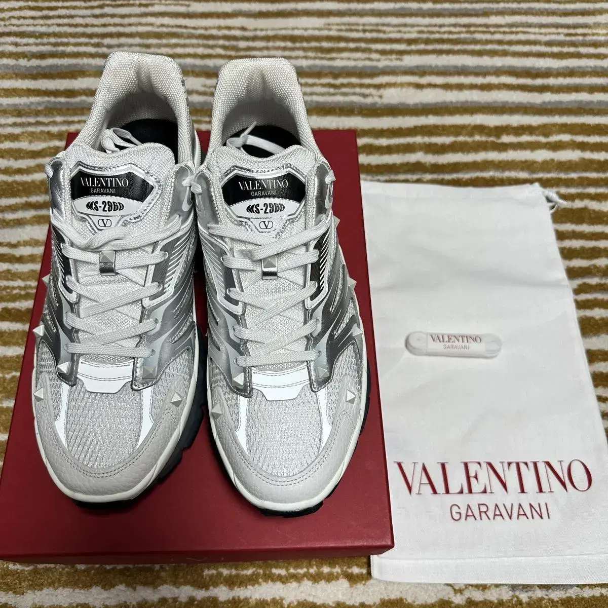 VALENTINO 발렌티노 스터드 메쉬 스니커즈 실버44.5