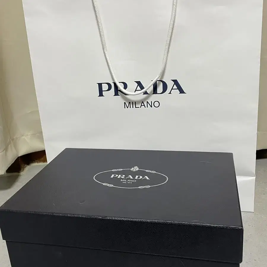 PRADA 프라다 브러시드 가죽 레이스업 더비